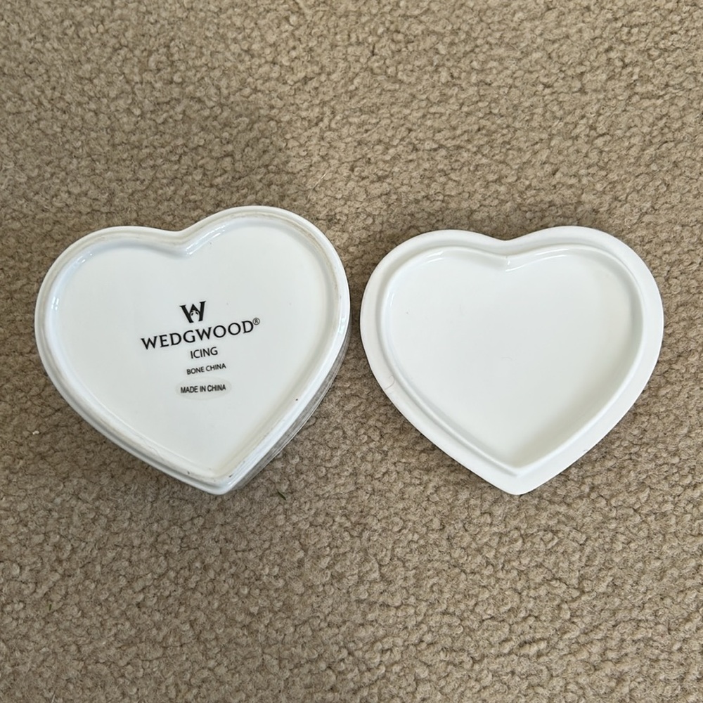Wedgewood Icing ivory Porcelain Heart Shaped Trinket Box - Picture 3 of 7